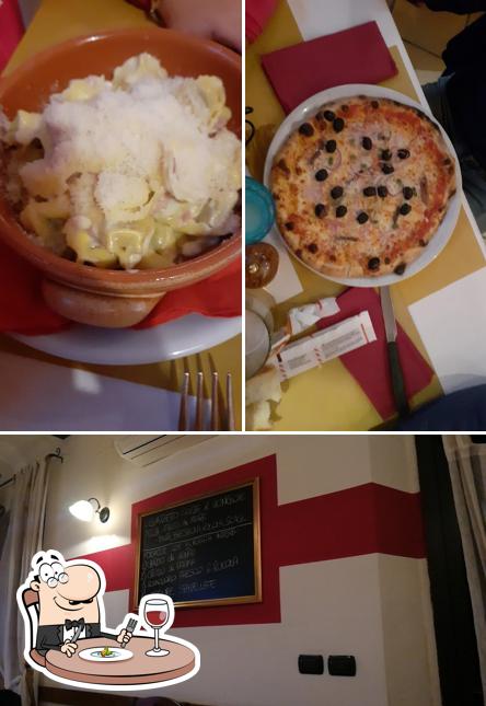 La cibo e lavagna del ristorante