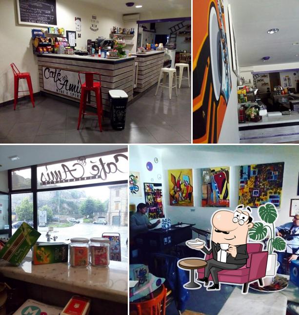 Dai un'occhiata agli interni di Café des Amis