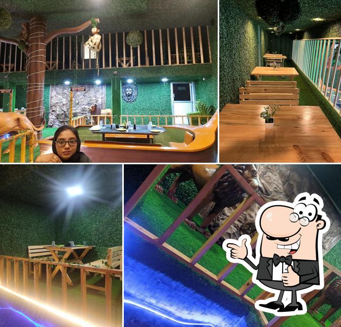 Look at the pic of Jungle Boat Restaurant