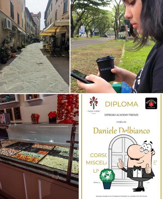 Tra le diverse cose da San Martino Café si possono trovare la esterno e interni