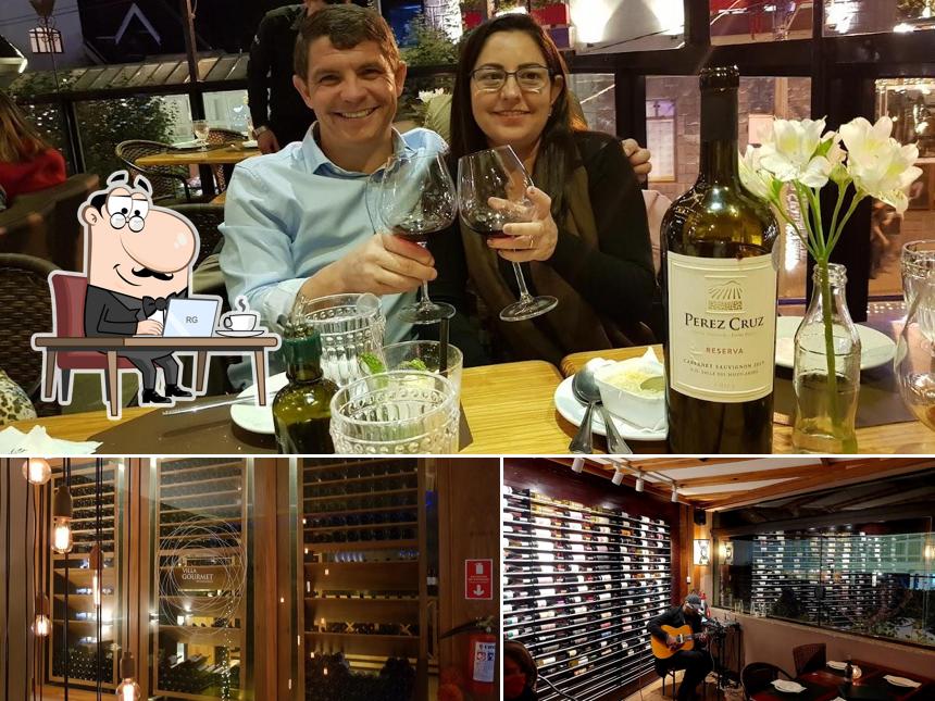 Sente em uma das mesas no Villa Gourmet