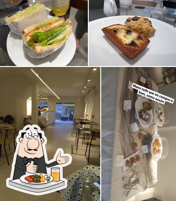 A comida e mesa de jantar do restaurante