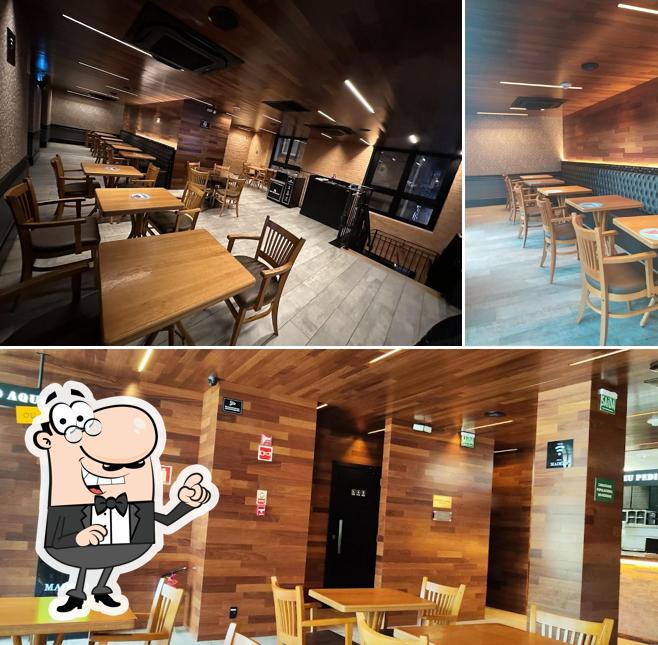 Sente em uma das mesas no Madero Burger Gramado