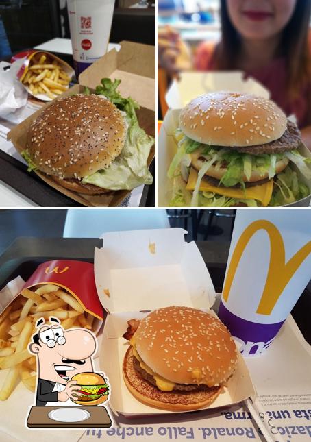 Prova uno dei tipi di hamburger disponibili a McDonald's Tenutella- Centro Sicilia