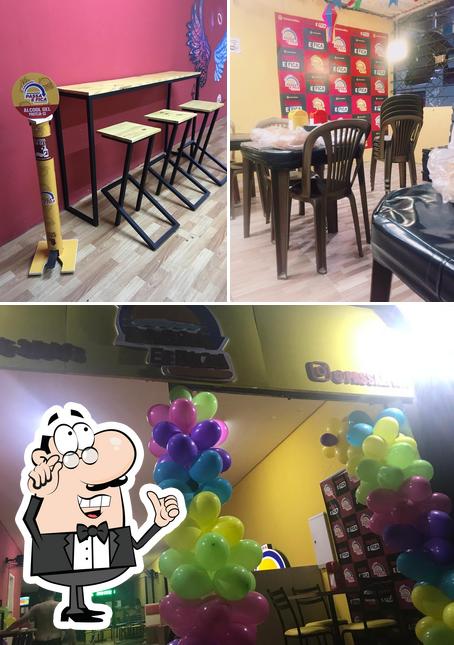 O interior do Hamburgueria Passa e Fica