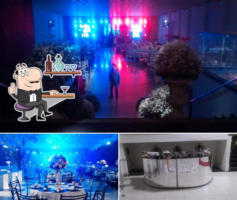 Sente em uma das mesas no Fleur de Lys Recepções