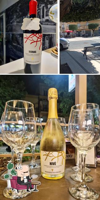 Dai un'occhiata agli interni di Pois Cafè