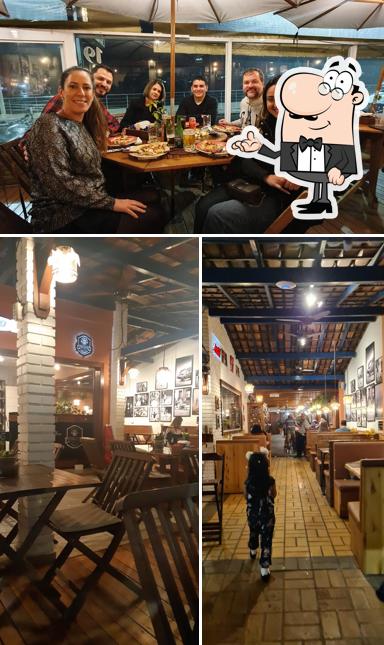 Sente em uma das mesas no Kebab's Steak