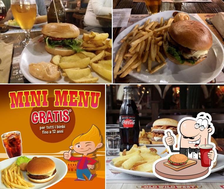 Gustati uno dei tipi di hamburger disponibili a Old Wild West - Corciano