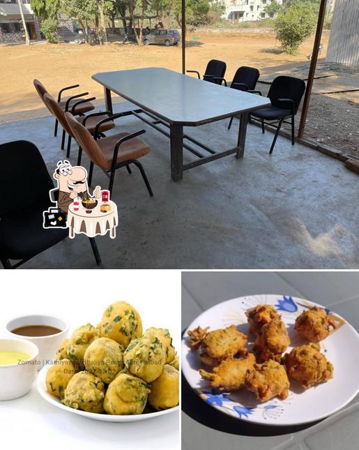 Among various things one can find food and exterior at Kathiyavadi bhajiya point