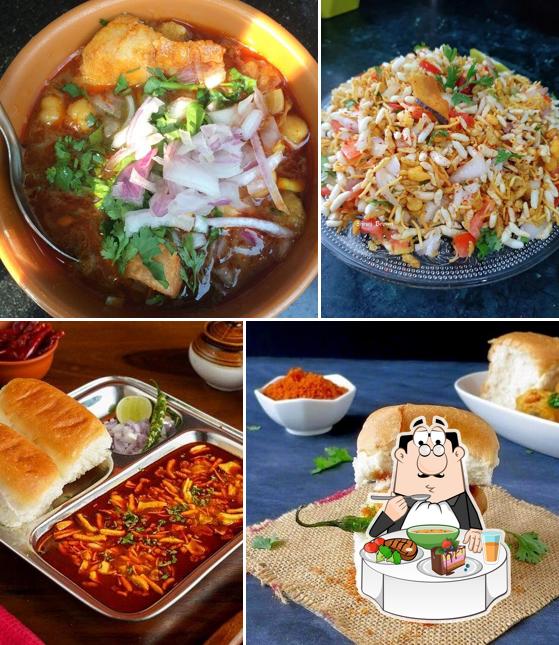 Hot and sour soup at Nashik katta (सिन्नरची सुप्रसिद्ध फरसाण भेळ)