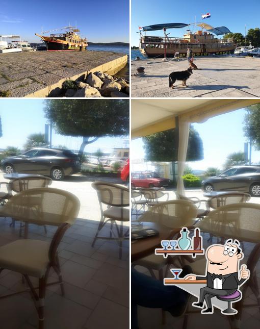 Siediti a un tavolo di Buža Bar