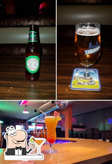 Tra le varie cose da Ayers Rock Australian bar si possono trovare la bevanda e interni