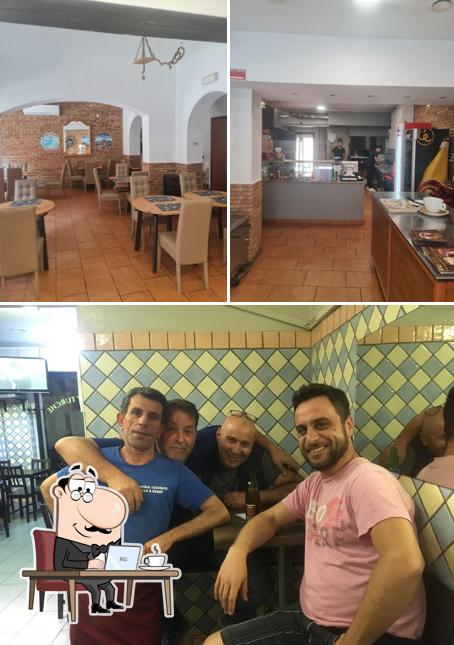 Istanbul Kebab Casorate si caratterizza per la interni e bevanda