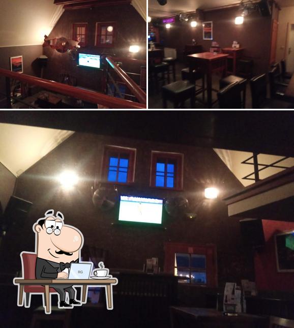 Tra le diverse cose da Mea Culpa coctail bar si possono trovare la interni e cibo