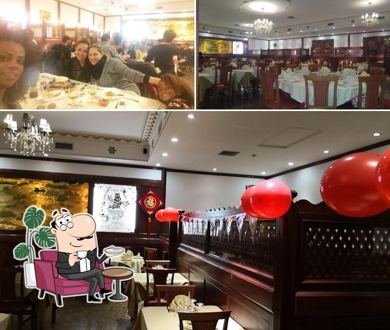 Siediti a un tavolo di Ristorante Cinese E Giapponese Jin Xin Yuan