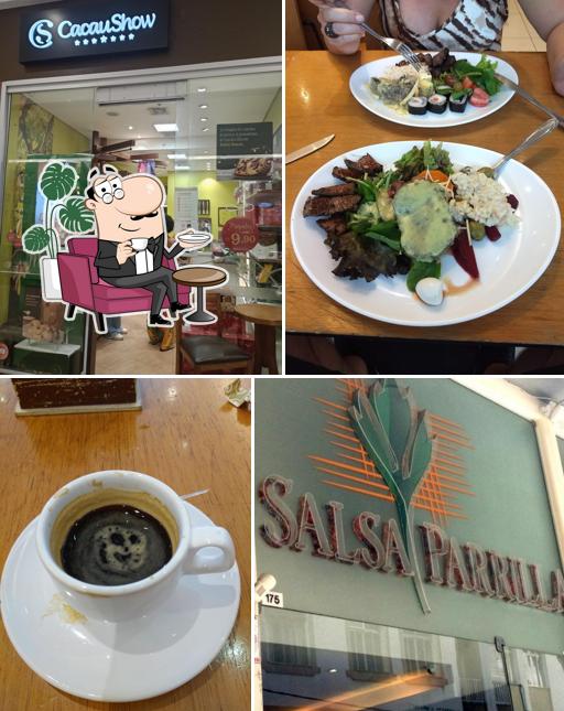 Sente em uma das mesas no Salsa Parrilla