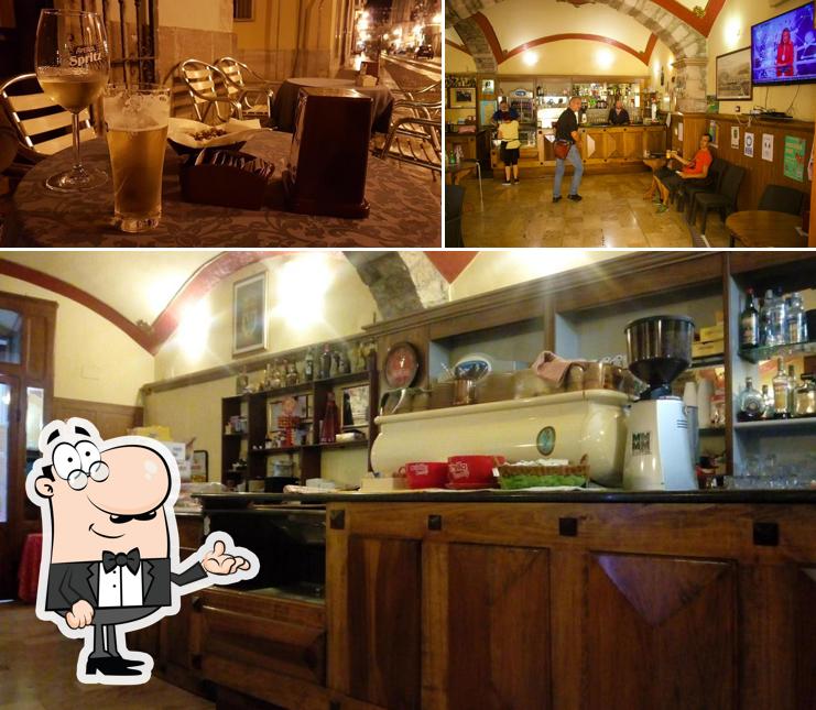 Siediti a un tavolo di Bar Campus