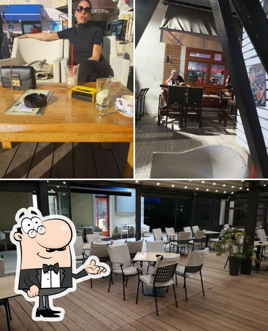 Dai un'occhiata agli interni di portun Bar