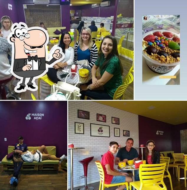 Sente em uma das mesas no Maison Açaí