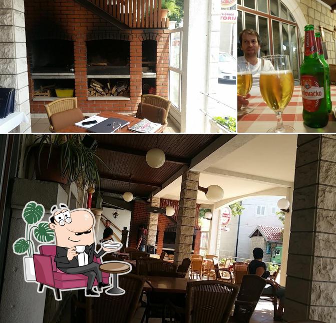 Restoran Astoria si caratterizza per la interni e birra