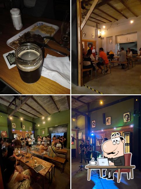 Sente em uma das mesas no Delicious Pub