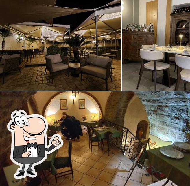 Siediti a un tavolo di La Contrada