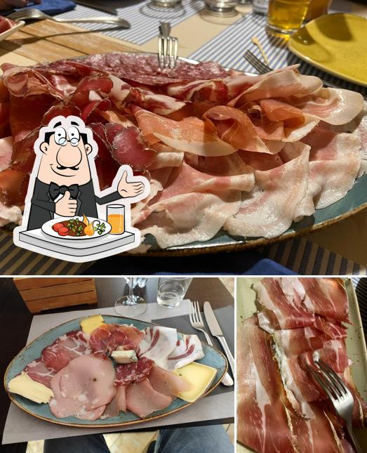 Prosciutto crudo al Tavoli in Salumeria Moroni