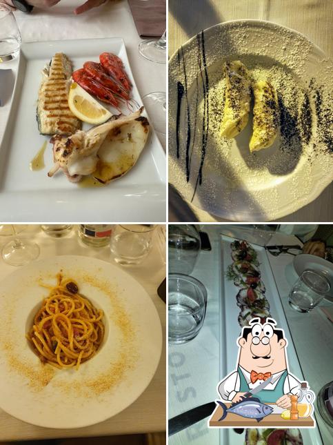 Salmone grigliato al il rosso e il mare