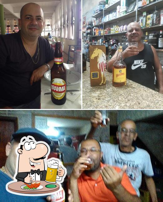 Desfute um copo de cerveja leve ou escura