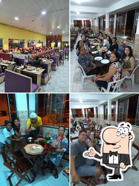 Sente em uma das mesas no Nino's & Nanda