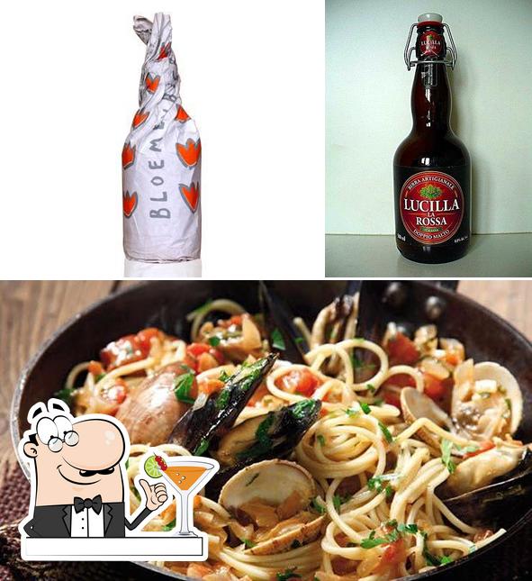 Questa è la immagine che mostra la bevanda e frutti di mare di Renoir