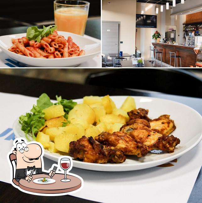 Guarda la immagine che mostra la cibo e interni di Publicafé