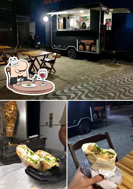 Entre diferentes coisas, comida e interior podem ser encontrados no Aly Shawarma - Lanche Árabe