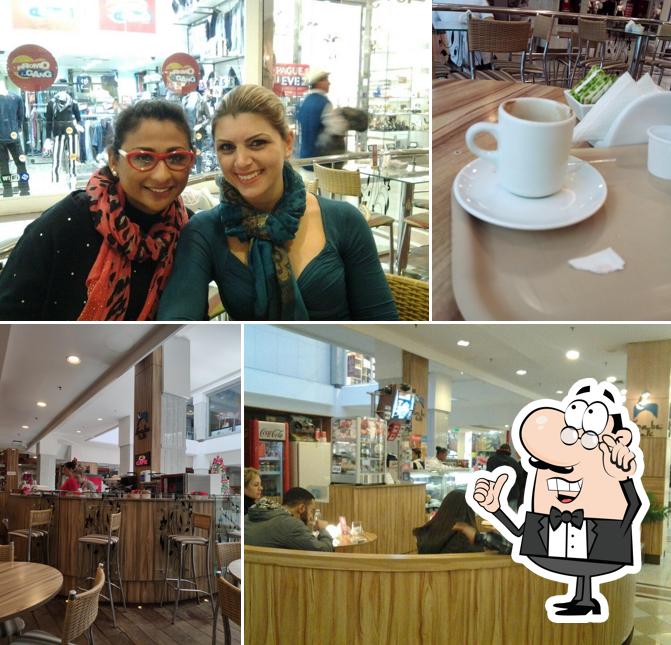 Veja imagens do interior do Árabe Café