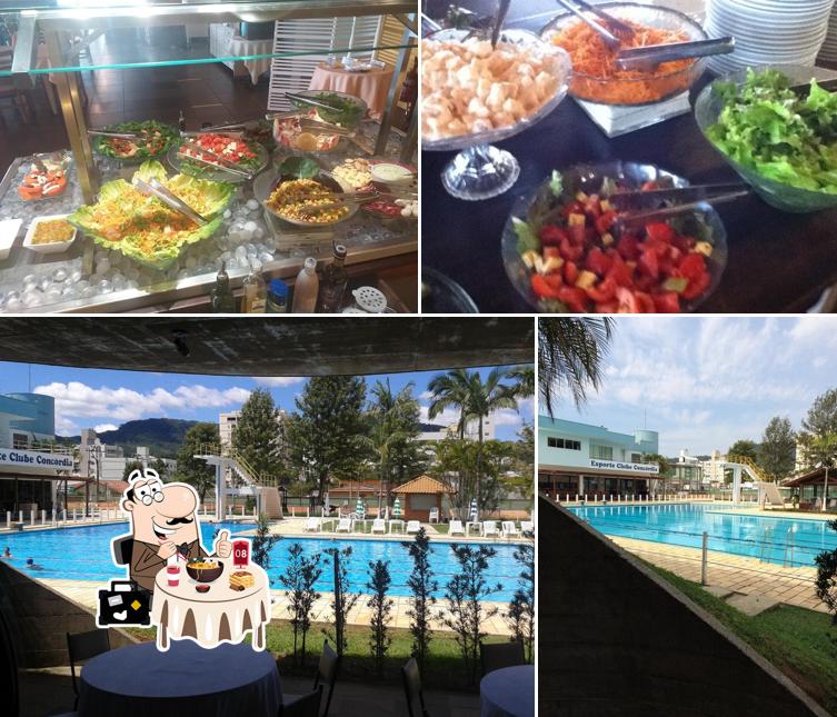 A comida e exterior do restaurante