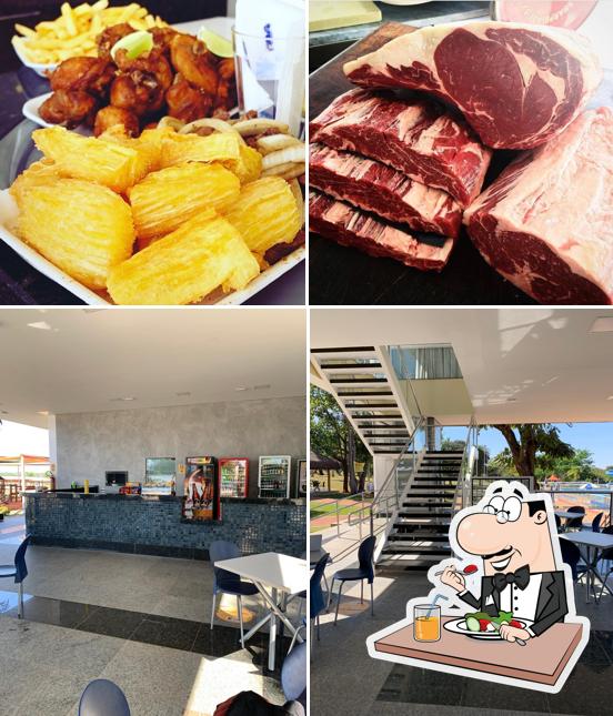 Entre diversos coisas, comida e interior podem ser encontrados no Bar da Piscina - Clube Naval