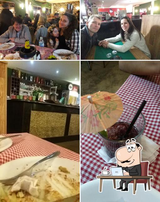 Sente em uma das mesas no Pizzaria Terraço Itália