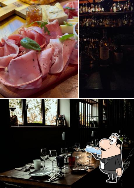 La immagine della bevanda e cibo di Bloody Mary International Cuisine