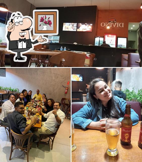 O interior do Divino Gourmet Burger