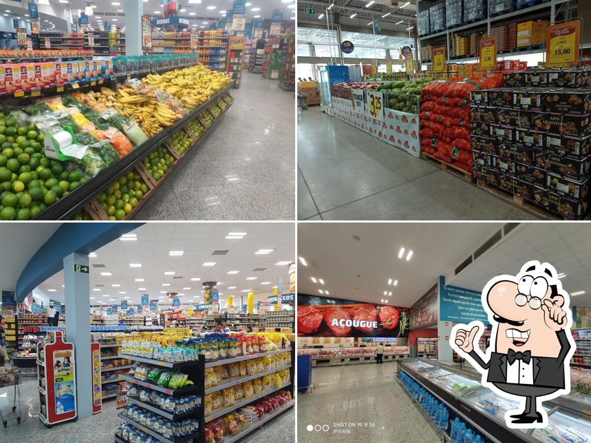 Sente em uma das mesas no Savegnago Supermercados