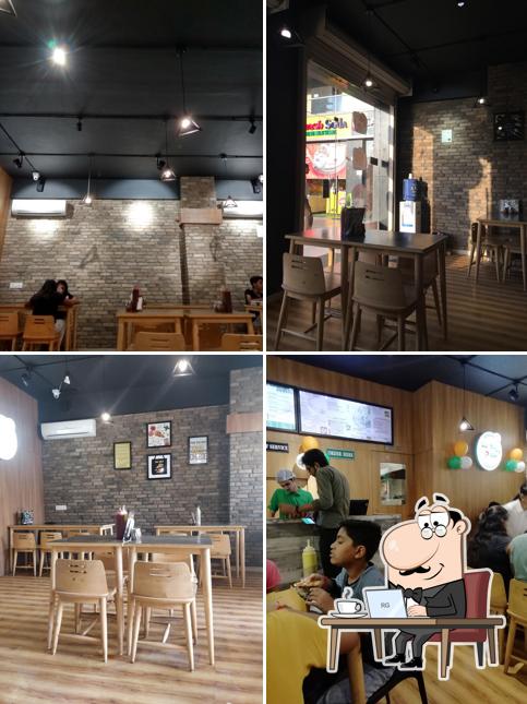 Check out how La Pino'z Pizza looks inside