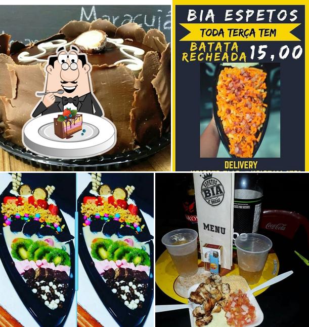 Bolo de chocolate em Bia espetos e Brejas