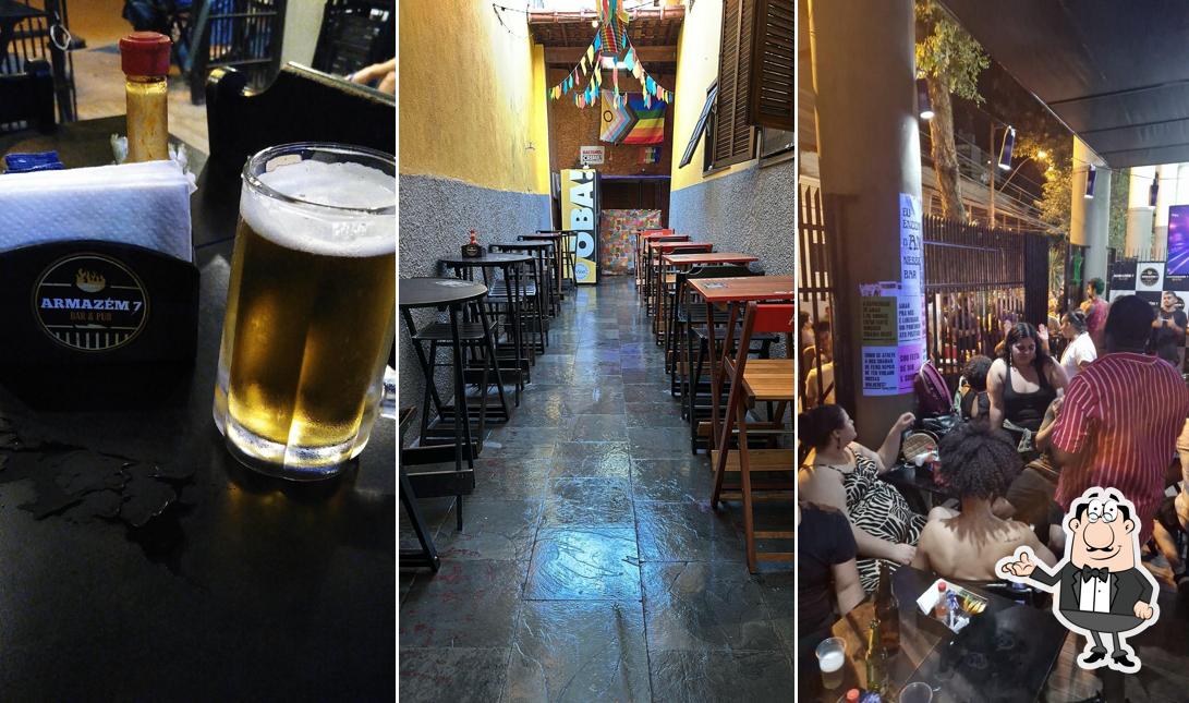 Sente em uma das mesas no Armazém 7 - Bar & Pub