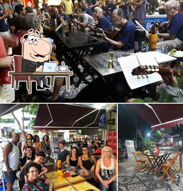 Sente em uma das mesas no Boteco Rio Soccer