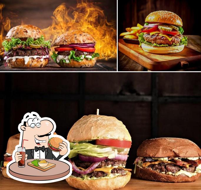 Peça um dos hambúrgueres disponíveis no Lanchonete Papa Tudo Lanches- Valinhos