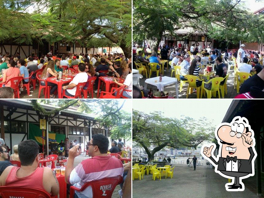 Sente em uma das mesas no Mercado Municipal de Joinville