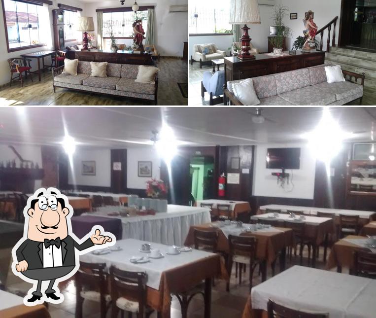 Sente em uma das mesas no Hotel O Paturi - Hotel em Guaratinguetá