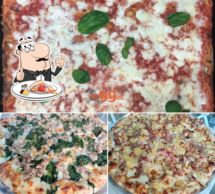 A Pizzeria - Rosticceria NinetyNine, puoi ordinare una bella pizza