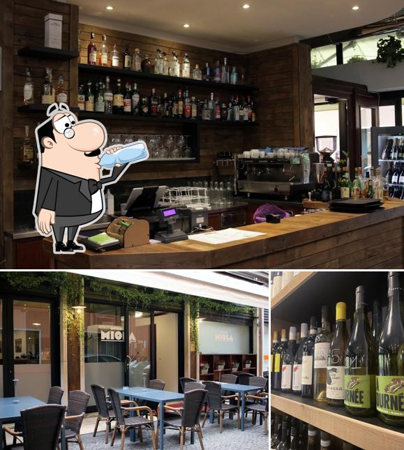 Questa è la foto che raffigura la bevanda e esterno di Osteria Miola